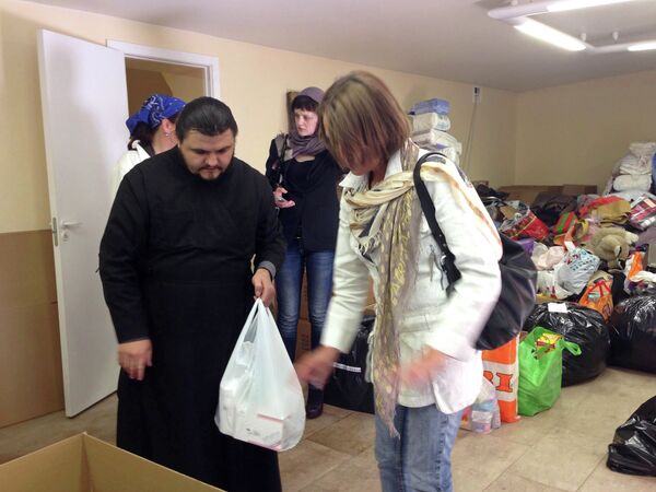 Iglesia rusa entrega dos toneladas de ayuda humanitaria a refugiados ucranianos en Rostov - Sputnik Mundo