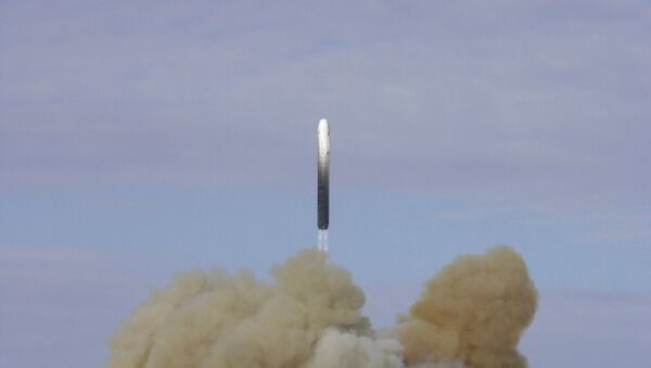 Lanzamiento de un misil balístico Stiletto UR-100N (Archivo) - Sputnik Mundo