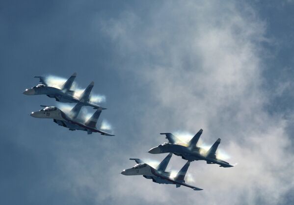 Cazas Su-27 del grupo de pilotaje “Sókoli Rossii” de la Fuerza Aérea de la Federación Rusa durante los vuelos de exhibición en el Salón Internacional Aero Espacial MAKS 2011. - Sputnik Mundo