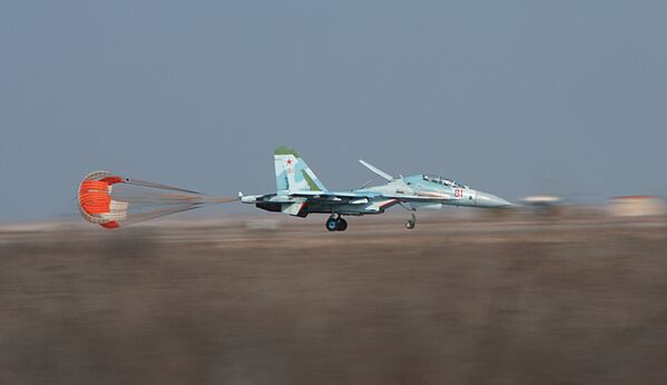 Bombardero Su-27IB (Su-34) en el polígono de pruebas del centro en la guarnición aérea de Ajtúbinsk. - Sputnik Mundo