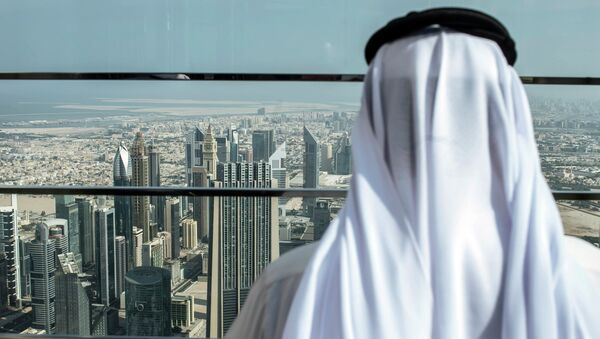 Visitante en el mirador del rascacielos más alto del mundo Burj Khalifa en Dubái, EAU - Sputnik Mundo