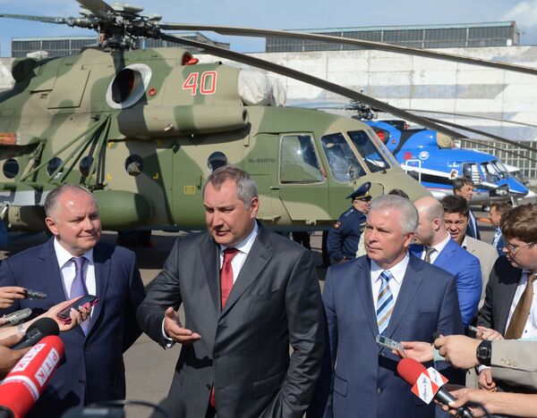 Dmitri Rogozin, viceprimer ministro ruso (Centro) - Sputnik Mundo