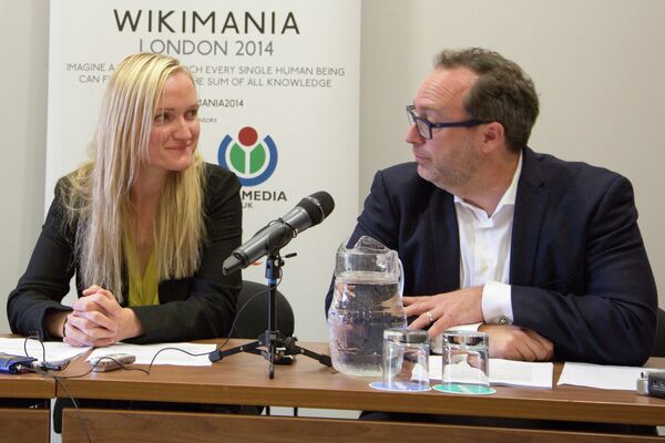 Lila Tretikov y Jimmy Wales en la rueda de prensa Wikimania 2014 en Londres - Sputnik Mundo
