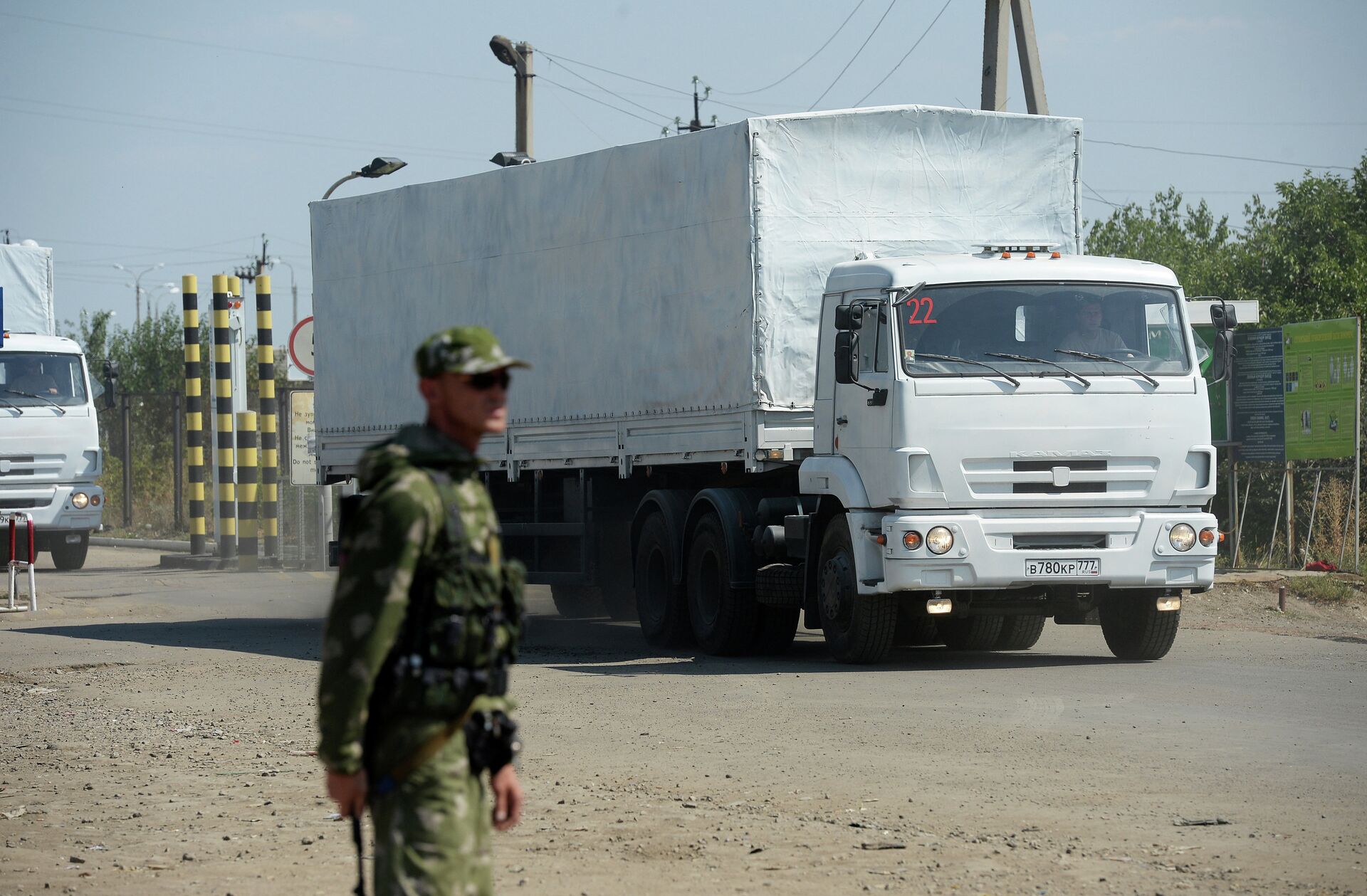 По бокам конвой. Штурмовой конвой в Украине. Конвой на станцию Восток. Колонна с грузом прапора. 2014 Russian Cross-border shelling of Ukraine.