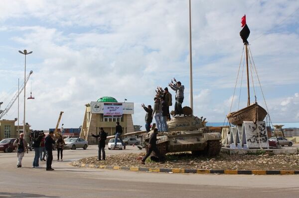 Militares libios cierran uno de los principales puertos marítimos del país en Bengasi - Sputnik Mundo