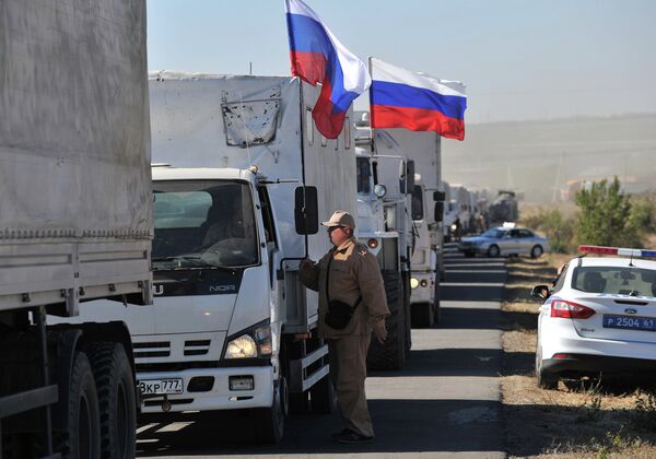 Un convoy con la ayuda humanitaria rusa cruza la frontera de Ucrania - Sputnik Mundo