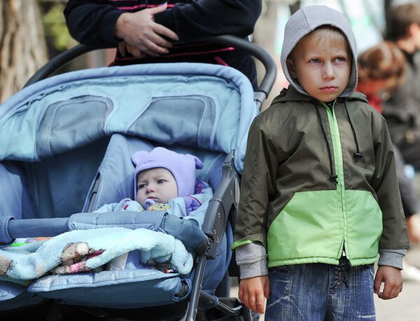Más de 36.000 refugiados ucranianos permanecen en centros de acogida temporal en Rusia - Sputnik Mundo