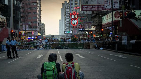 Un acuerdo para negociar apaga el movimiento estudiantil en Hong Kong - Sputnik Mundo