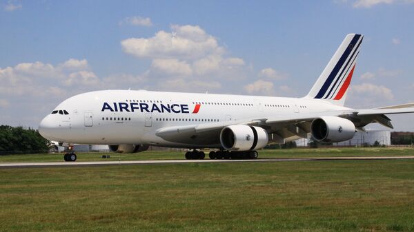 Самолет Airbus 380 (A380, авиакомпания Air France) впервые приземлился в аэропорту имени Даллеса в Вашингтоне, 6 июня 2011 года. - Sputnik Mundo