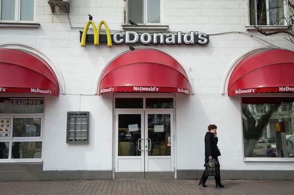 McDonald's quiere llevar a juicio la clausura de sus restaurantes en Rusia - Sputnik Mundo