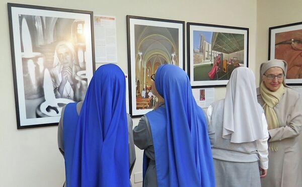 Dos religiosas comntemplan una de las fotografías de la exposición, ayer en Jerusalén - Sputnik Mundo