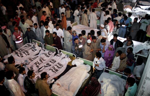 Explosión en la frontera indio-paquistaní provoca al menos 45 muertos - Sputnik Mundo