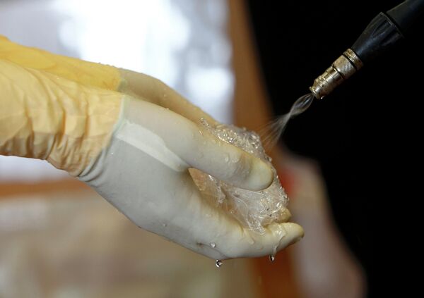 El paciente con ébola tratado en Alemania mejora - Sputnik Mundo
