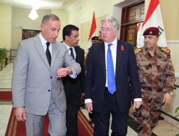 Ministro de Defensa del Reino Unido, Michael Fallon, y ministro de Defensa de Irak, Khaled al-Obeidi - Sputnik Mundo
