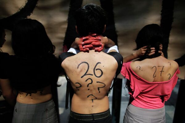 Manifestantes bloquean la sede de la fiscalía federal de México por 43 desaparecidos - Sputnik Mundo
