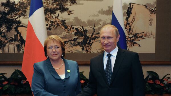 La presidenta de Chile, Michelle Bachelet, y su homólogo ruso Vladímir Putin en 2014 - Sputnik Mundo