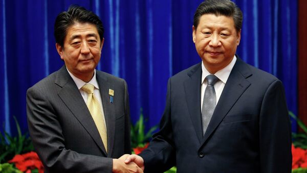 Shinzo Abe, primer ministro de Japón y Xi Jinping, presidente de China - Sputnik Mundo