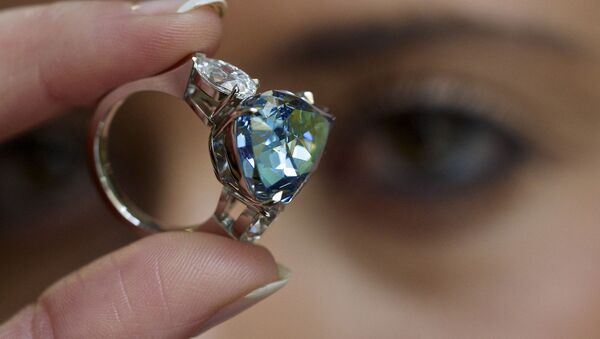 Un diamante azul vendido por $32 millones bate el récord de precio por quilate - Sputnik Mundo
