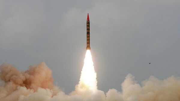 Pakistán prueba misil capaz de portar ojivas nucleares - Sputnik Mundo