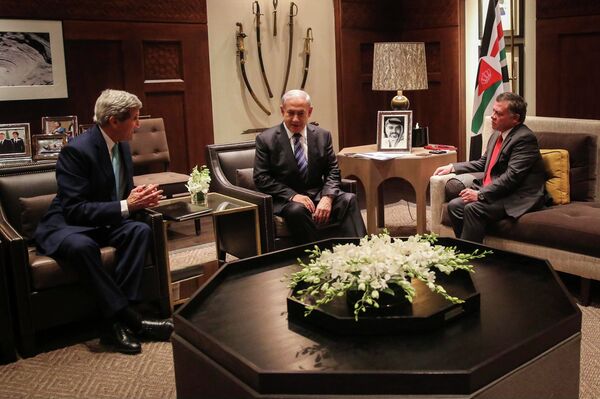 Secretario de Estado de EEUU, John Kerry (izda.) con primer ministro de Israel, Binyamin Netanyahu y rey de Jordania, Abdalá (dcha.) - Sputnik Mundo