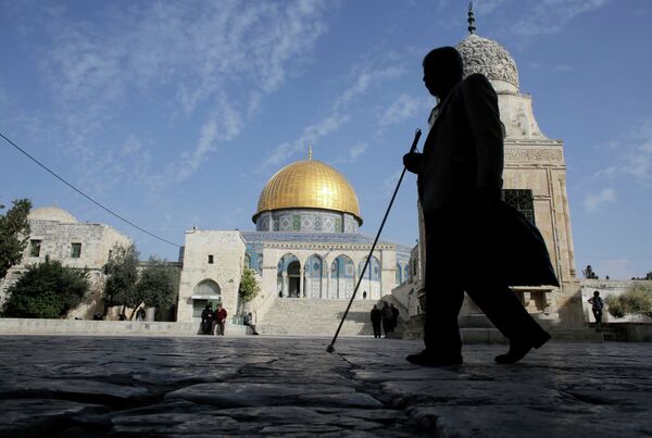 Miles de palestinos rezan en la Explanada de las Mezquitas tras meses de restricciones - Sputnik Mundo