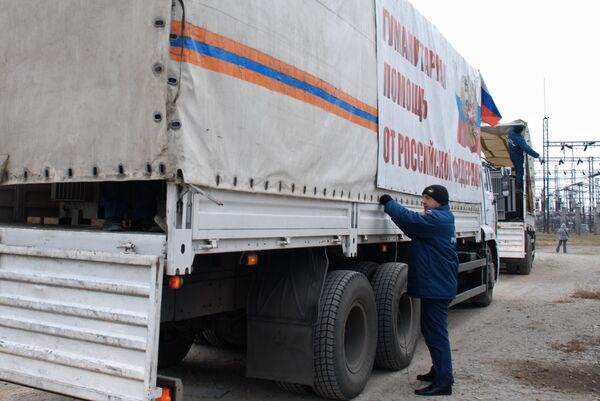 Regresan a Rusia todos los camiones del séptimo convoy humanitario para Donbás - Sputnik Mundo