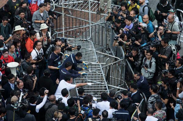 Las autoridades de Hong Kong empiezan a desmantelar el principal punto de protesta - Sputnik Mundo