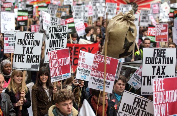 Miles de universitarios en Londres demandan una educación gratuita - Sputnik Mundo