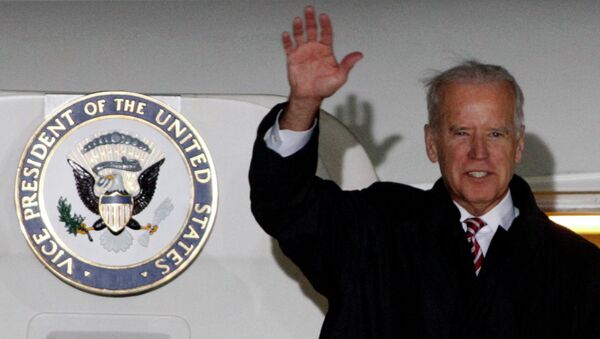 U.S. Vice President Joe Biden waves upon his arrival at Boryspil International airport outside Kiev November 20, 2014. - Sputnik Mundo