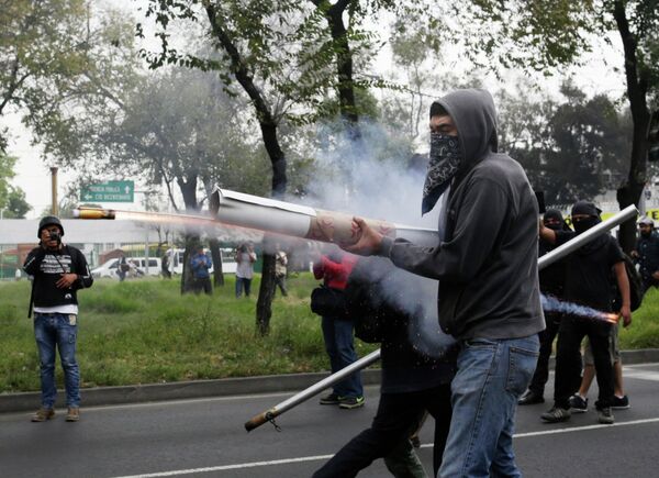 Disturbios en varios puntos de México antes de protesta global por 43 desaparecidos - Sputnik Mundo