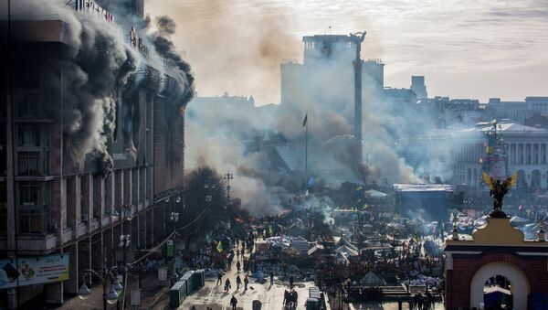 Дым от пожаров и сторонники оппозиции на площади Независимости в Киеве, где начались столкновения митингующих и сотрудников милиции - Sputnik Mundo