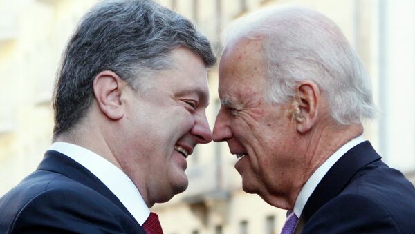 Presidente de Ucrania, Petró Poroshenko (izda,) y vicepresidente de EEUU, Joe Biden - Sputnik Mundo