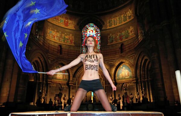 Activista de Femen protesta en la Catedral de Estrasburgo contra la visita del Papa - Sputnik Mundo