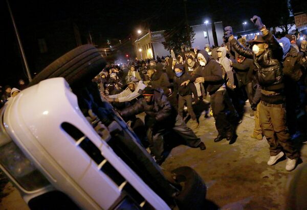 La policía de Ferguson amenaza con detener a manifestantes que no abandonen la protesta - Sputnik Mundo