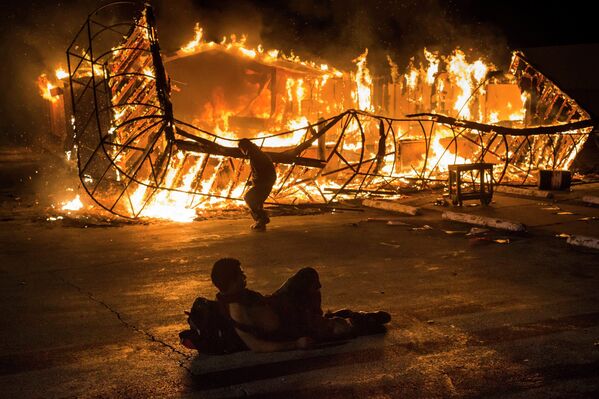 Noche de incendios y vandalismo en Ferguson - Sputnik Mundo
