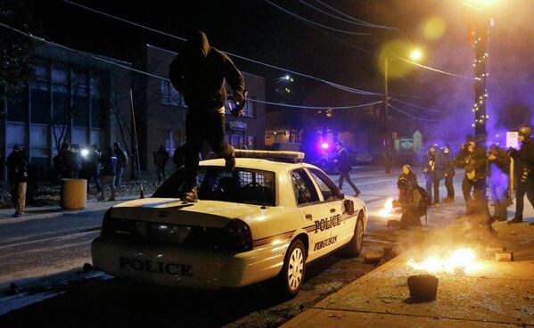 Noche de incendios y vandalismo en Ferguson - Sputnik Mundo