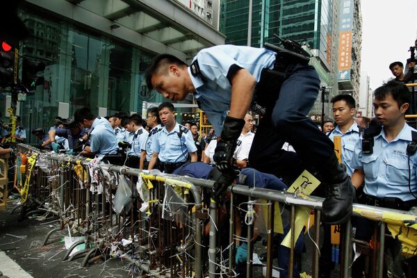 La policía desaloja Mongkok dos meses después del inicio de las protestas en Hong Kong - Sputnik Mundo