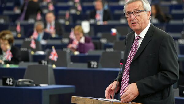 European Commission President, Luxembourg's Jean-Claude Juncker addresses the European Parliament to present a plan on growth, jobs and investment, in Strasbourg, November 26, 2014 - Sputnik Mundo
