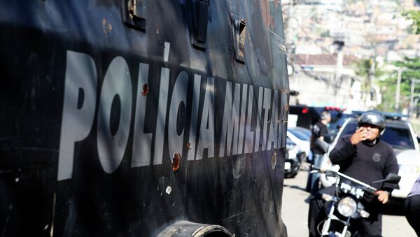 Enfrentamientos entre manifestantes y policía frente al Congreso Nacional de Brasil - Sputnik Mundo