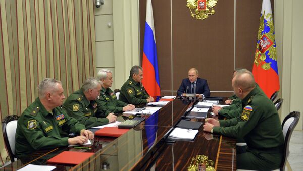 Vladímir Putin durante una reunión en la residencia Bocharov Ruchéi - Sputnik Mundo