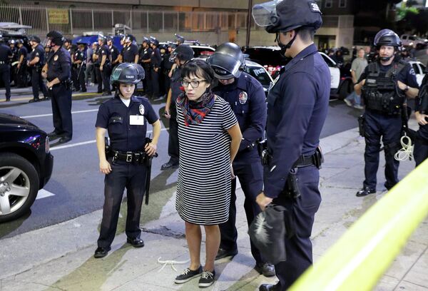 La policía de EEUU detuvo a 15 manifestantes en Ferguson - Sputnik Mundo