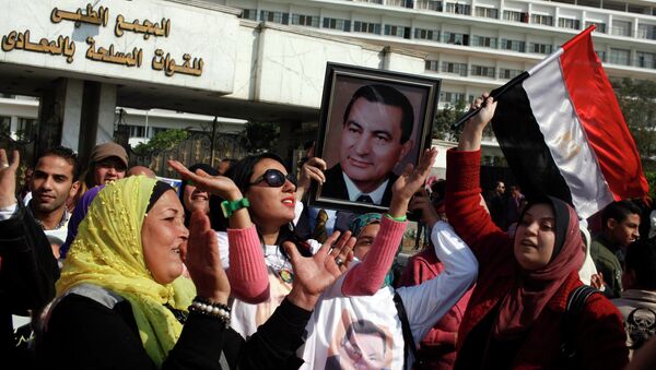 Los egipcios con un retrato del expresidente Hosni Mubarak - Sputnik Mundo