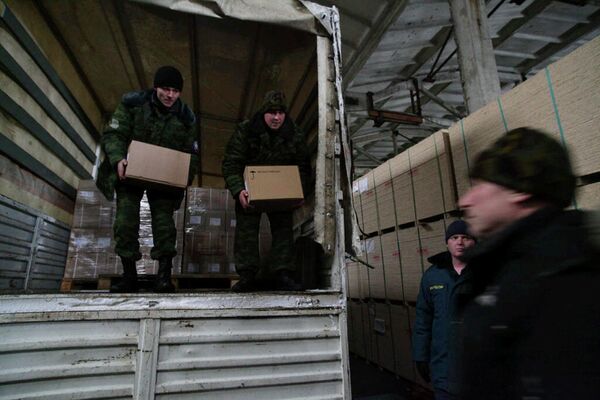 Se concluye otra etapa del suministro de carga humanitaria a Donbás - Sputnik Mundo