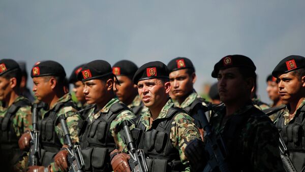 Soldiers stand guard during the Special Security Operation in Tierra Caliente meeting in Iguala, in the southern Mexican state of Guerrero, December 3, 2014. - Sputnik Mundo