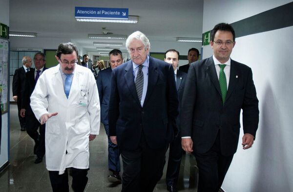 Javier Rodríguez, ex- consejero de Sanidad (en el centro) - Sputnik Mundo